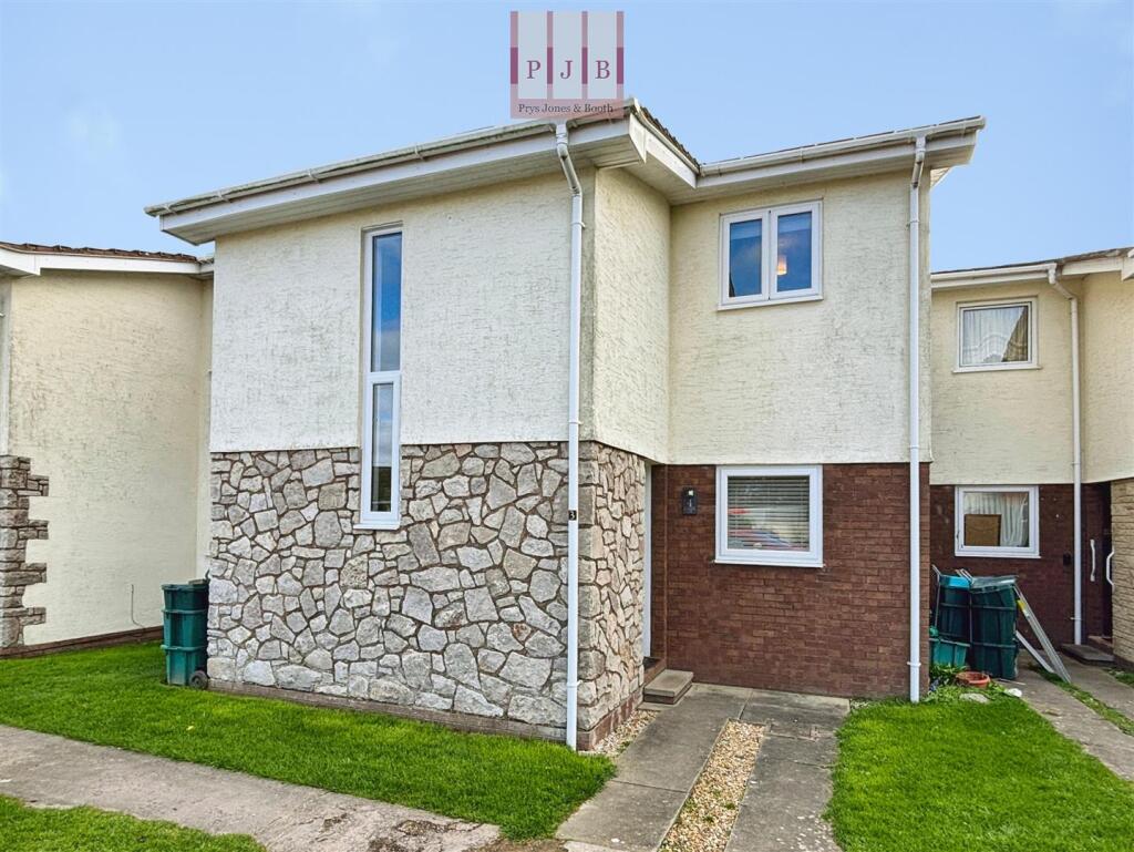 2-bed flat on Plastirion, Towyn, LL22, £110,000