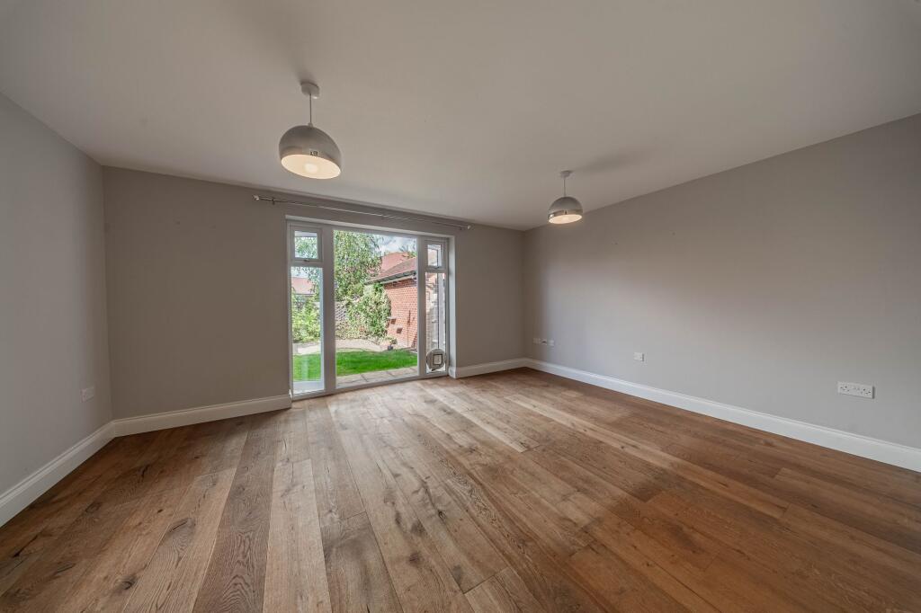 House in Haywards Heath, Lucastes - More