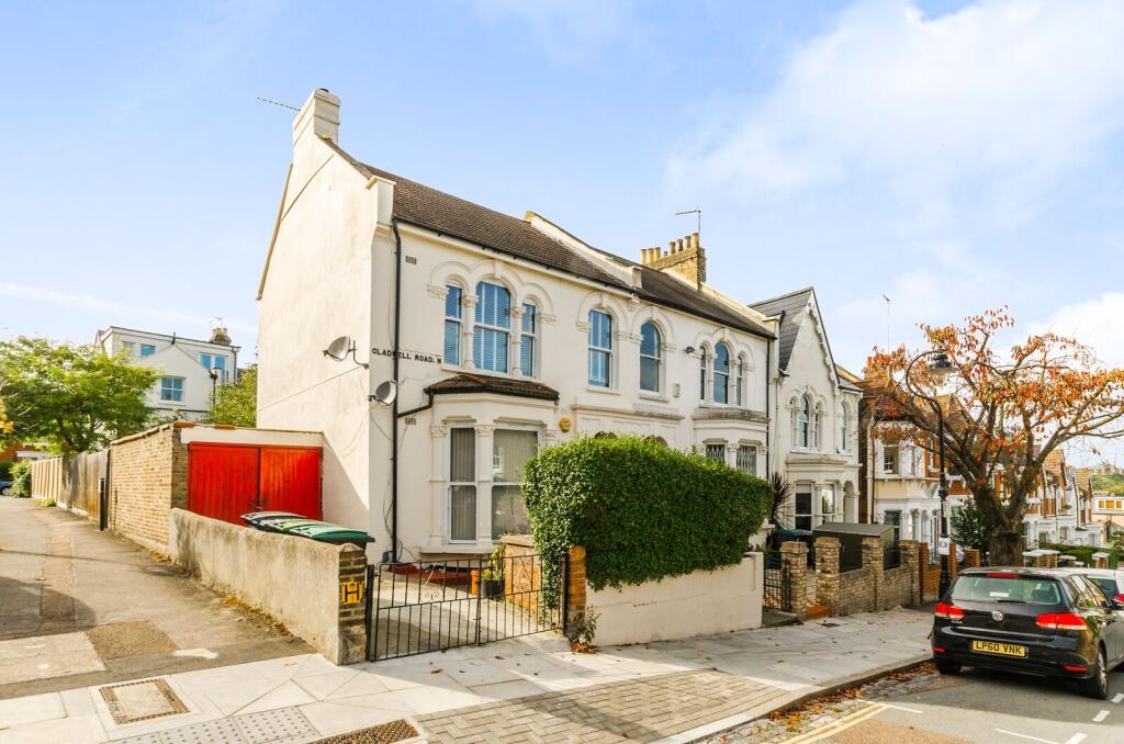 Apartment in London - More