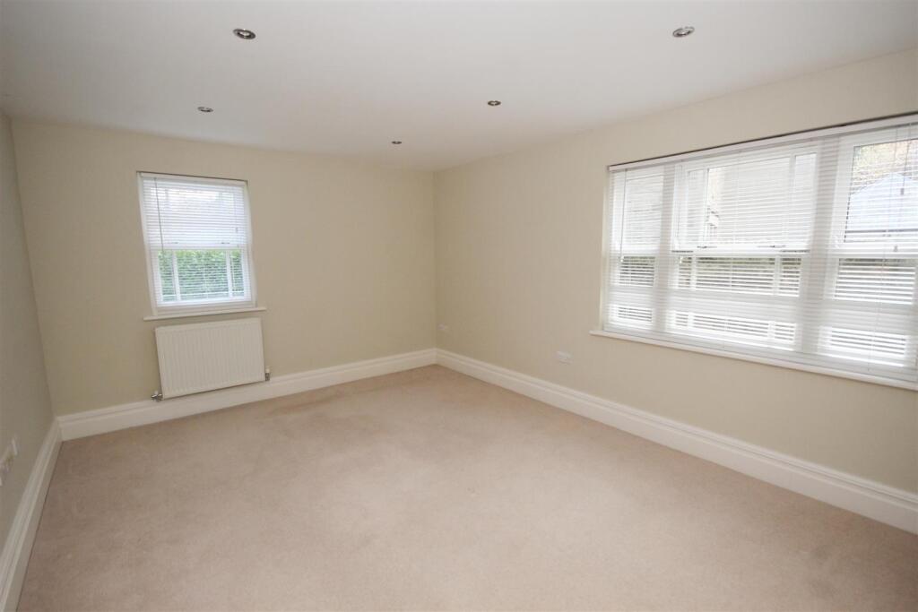 Apartment in Sheffield, Dore - View 4