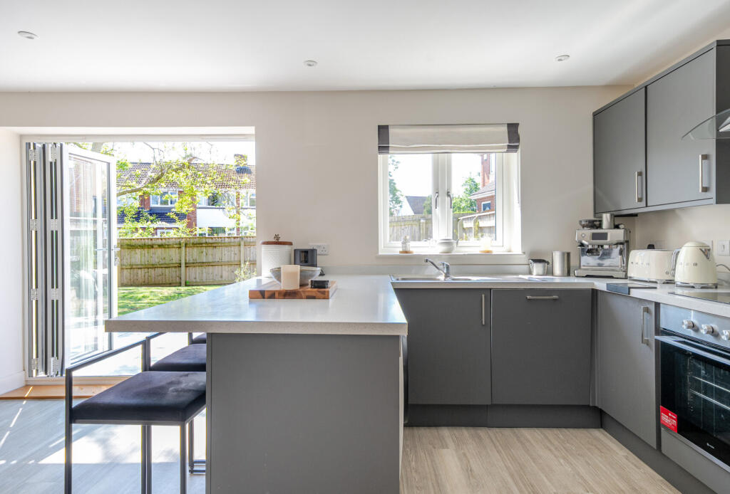Courtlands, Keynsham, Bristol, Somerset, BS31 photo 3