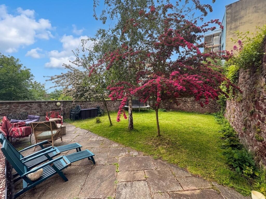 6 bedroom semi-detached house for rent