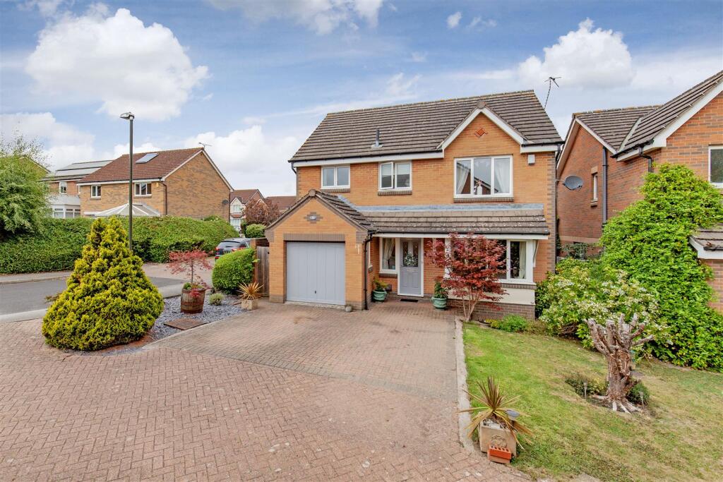4-bed detached on 29 Whitecotes Park, £375,000