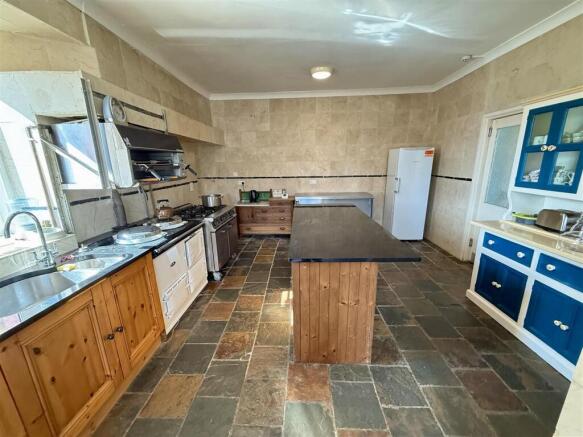 KITCHEN/DINING ROOM