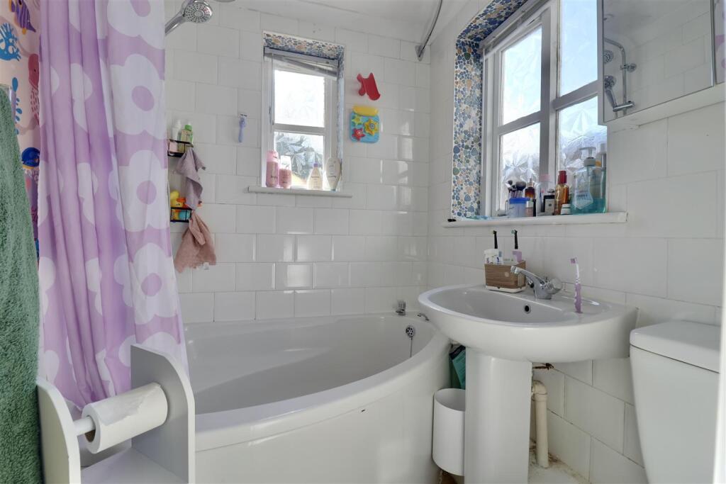 House in Gosport, Alverstoke - More