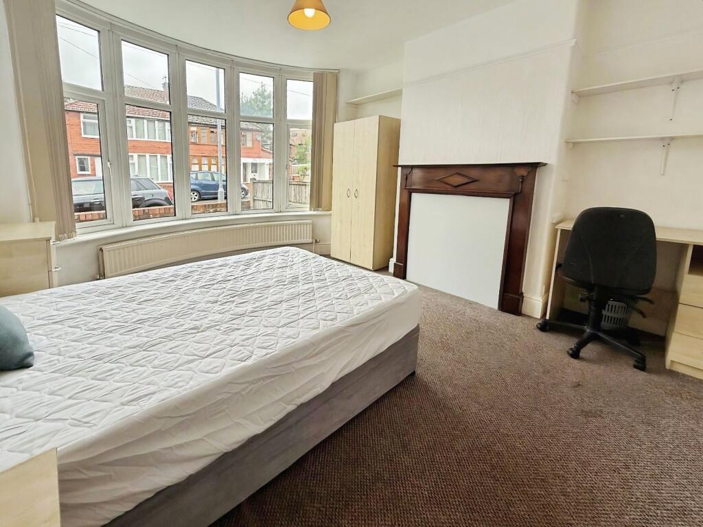 6 bedroom semi-detached house for rent