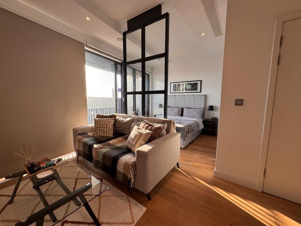 Flat , Corson House,  City Island Way, London photo 2