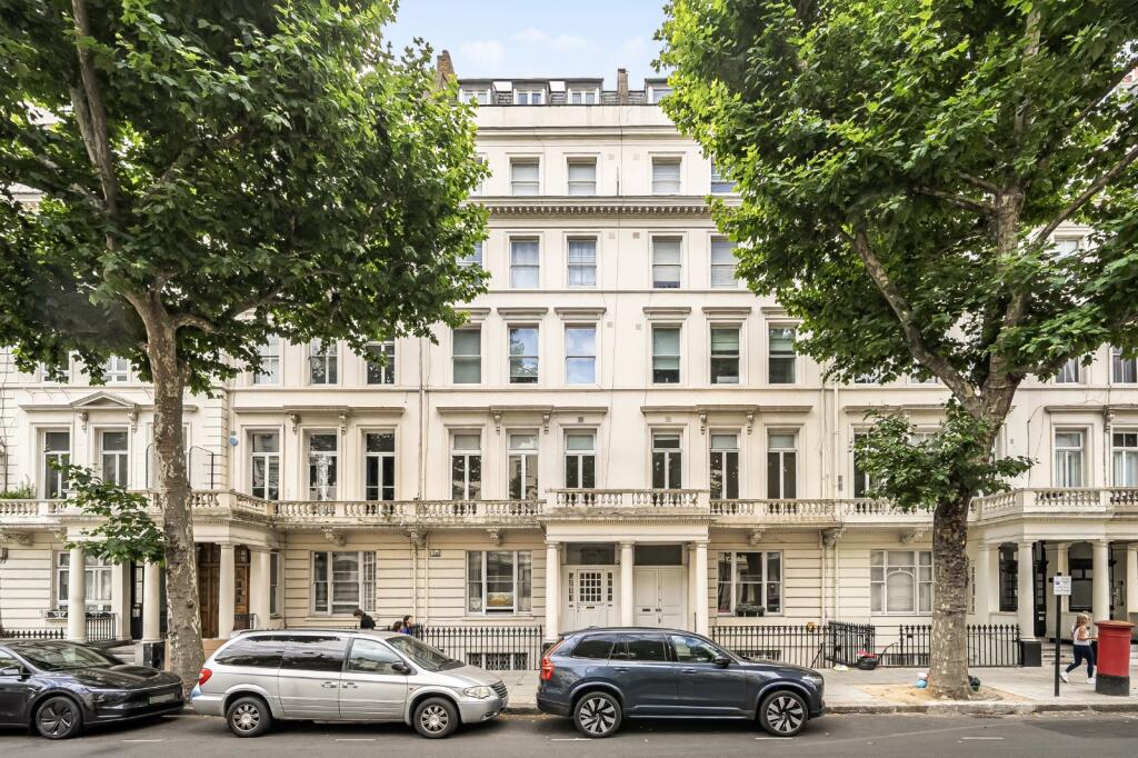 Queen's Gate, South Kensington, SW7 - More