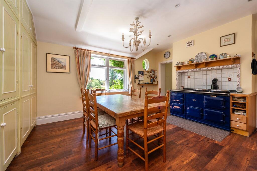 House in Mole Valley, Fetcham - More