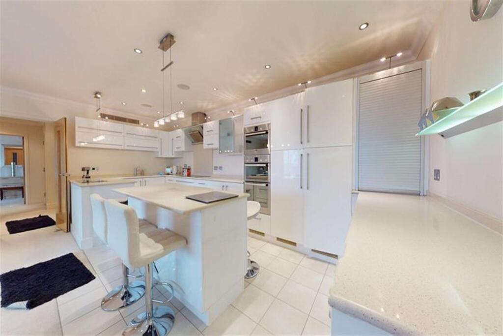 Roebuck Heights, North End, Buckhurst Hill, IG9 photo 3