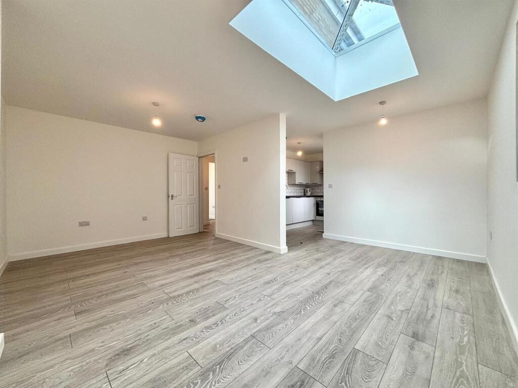 Gainsborough Drive, Leamington Spa photo 3