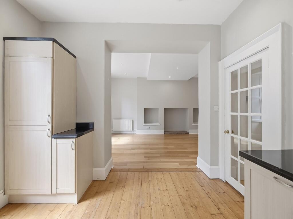 Apartment in Edinburgh - More