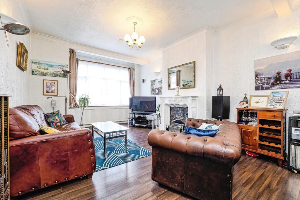 Suttons Lane, HORNCHURCH, Essex, RM12 photo 4