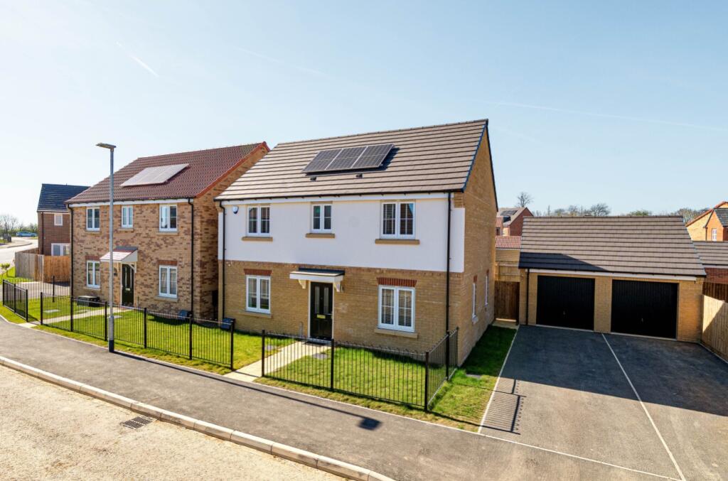4-bed detached on Dakota Drive, Fernwood, Newark, Nottinghamshire, NG24, £350,000