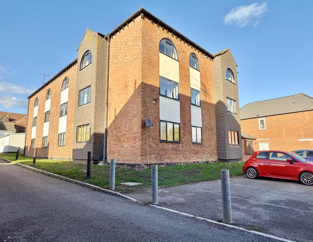2-bed flat on Swilgate Road, Tewkesbury, Tewkesbury, GL20, £130,000