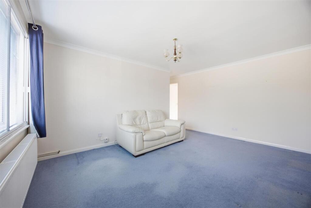 Apartment in London, Hillingdon - View 5