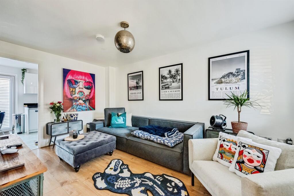 House in West Oxfordshire, Windrush Place, Witney - View 2