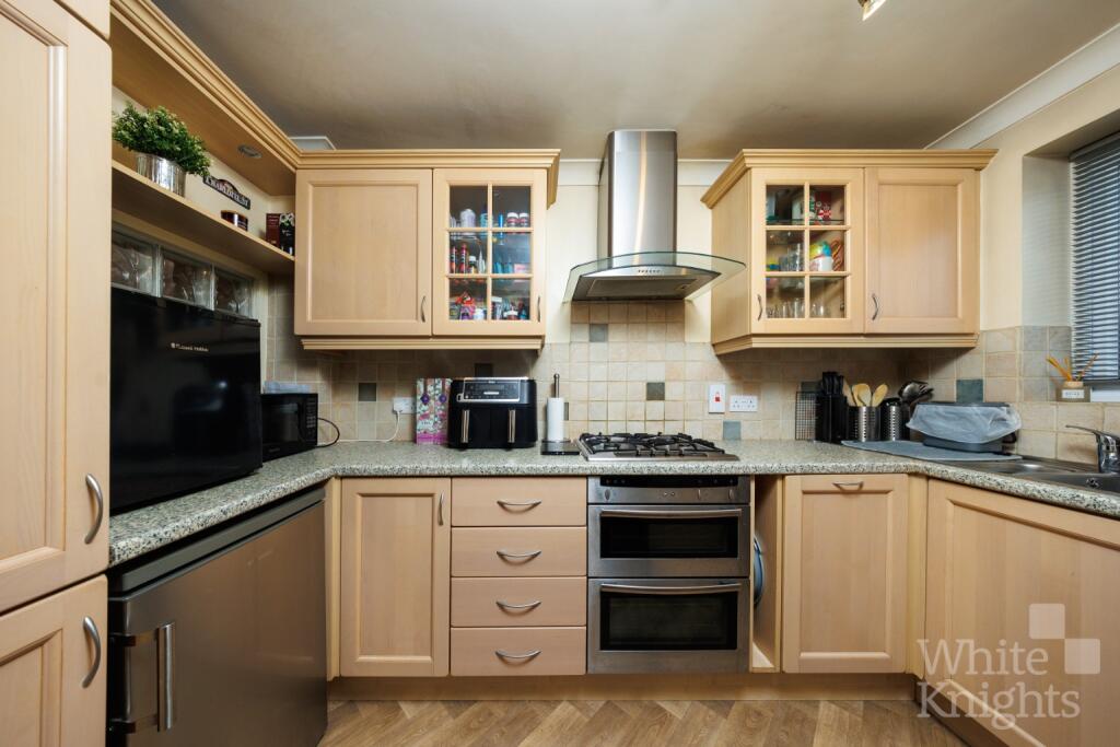 Beaconsfield Way, Earley, Reading, Berkshire, RG6 5UX photo 3