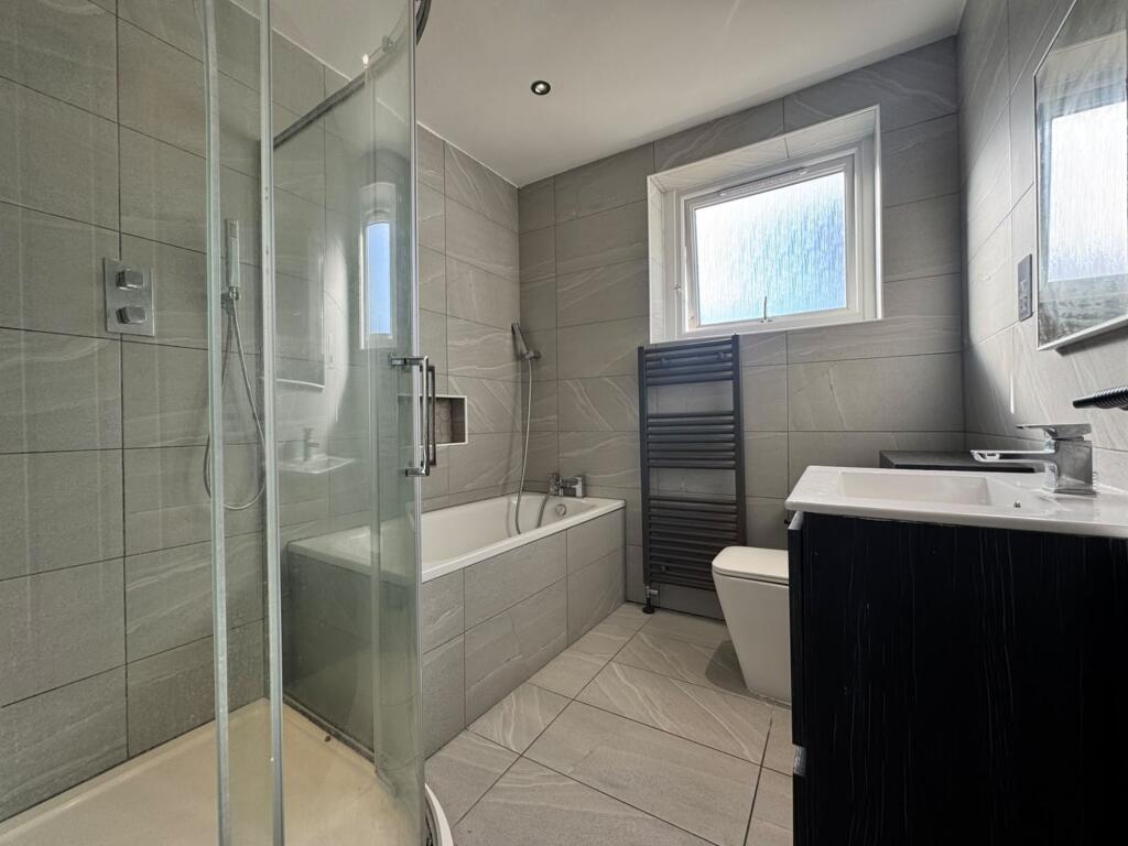 House in Wraysbury, Sunnymeads - More