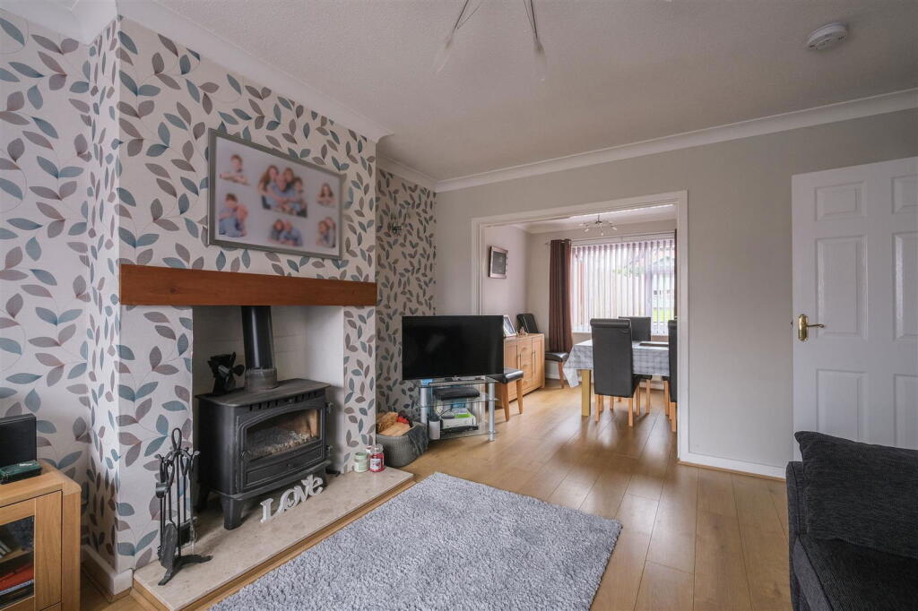Birchington Drive, Huddersfield, HD3 photo 2