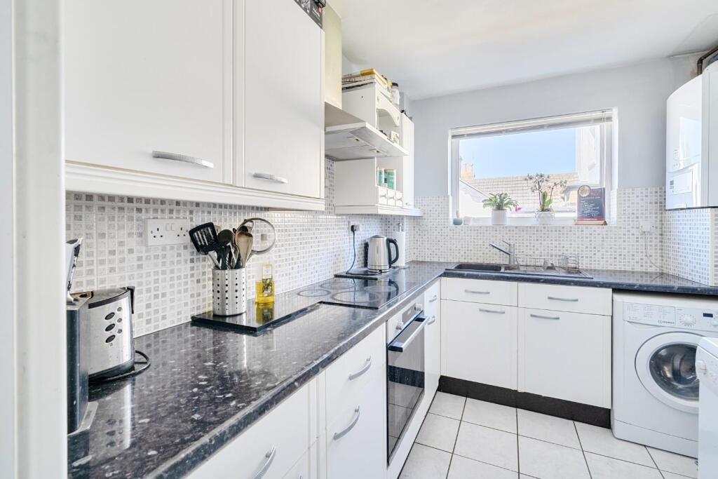 Apartment in Slough - View 4