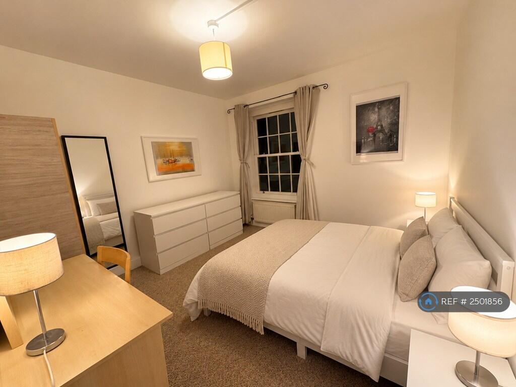 Apartment in London, Somers Town - View 3