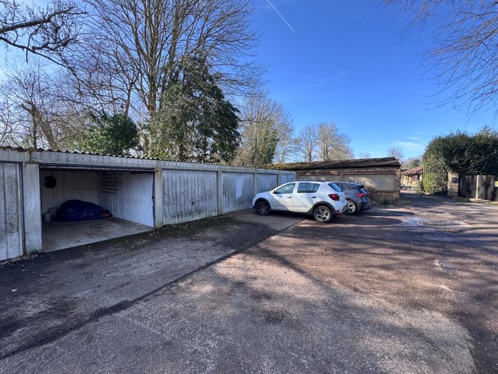 Thamesmead Estate, Towpath, Shepperton, Surrey, TW17 - View 4