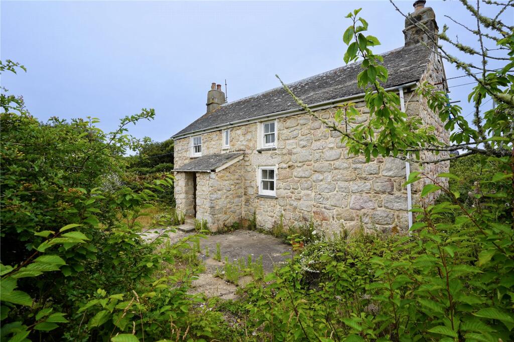 3 bedroom detached house in Isles of Scilly in need of renovation great location