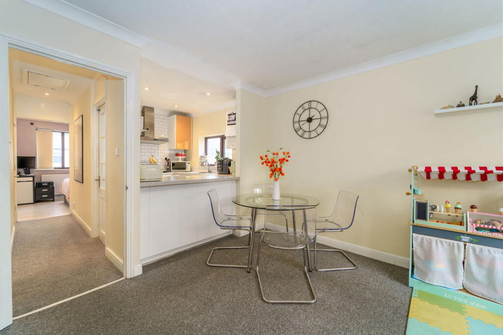 Victoria Road, Addlestone, KT15 - View 2