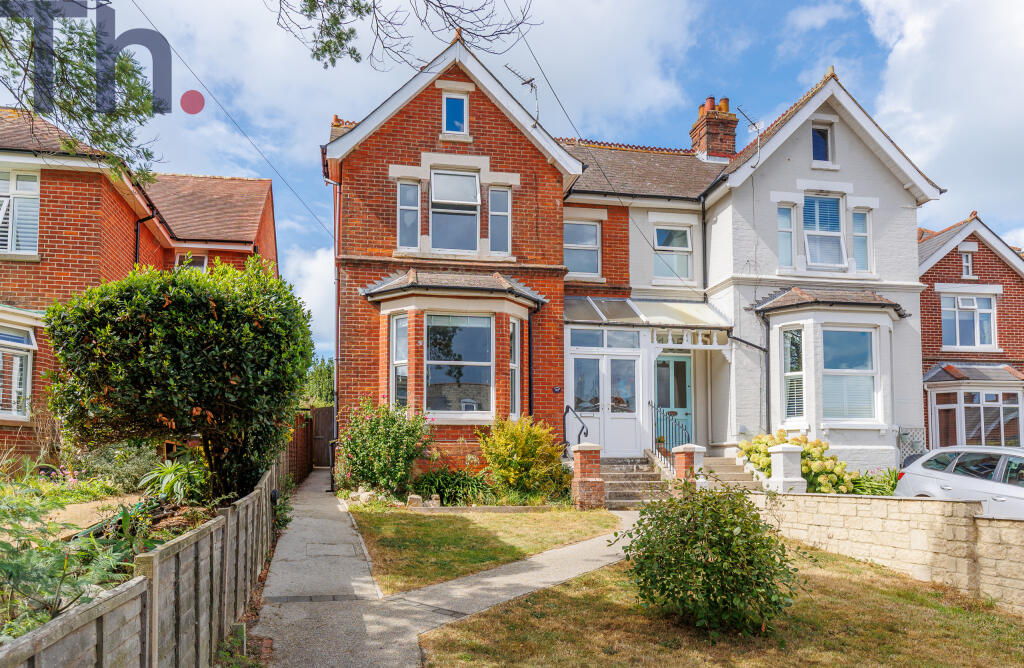 3-bed semi-detached on Cowes, Isle of Wight, £459,950
