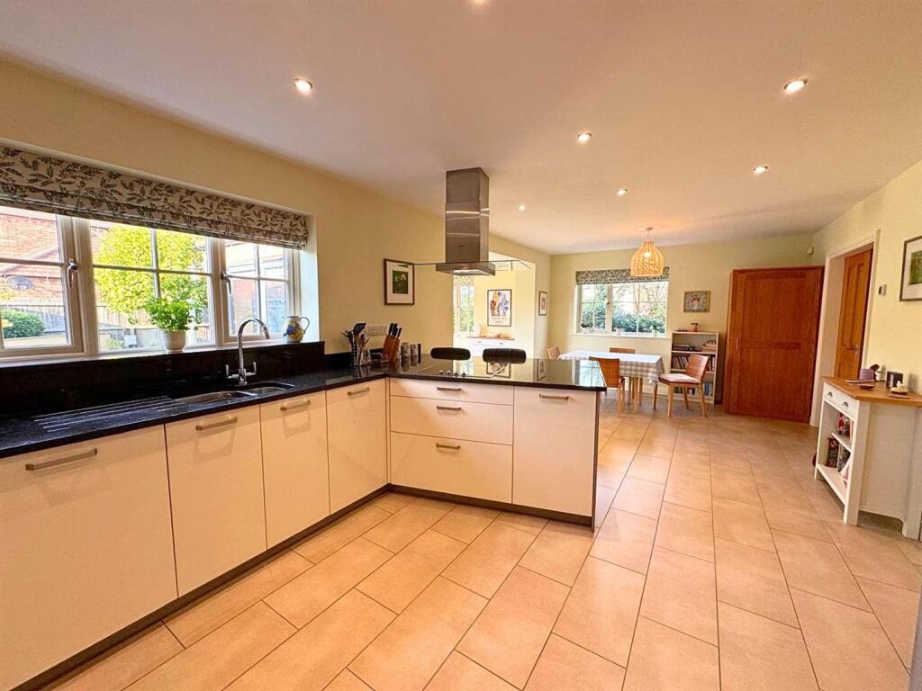House in West Lindsey, Saxilby, Saxilby with Ingleby CP - More