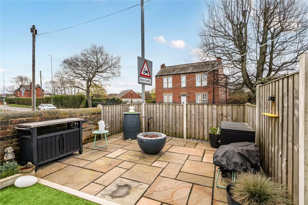 House in Leeds, Howlett Cross - More