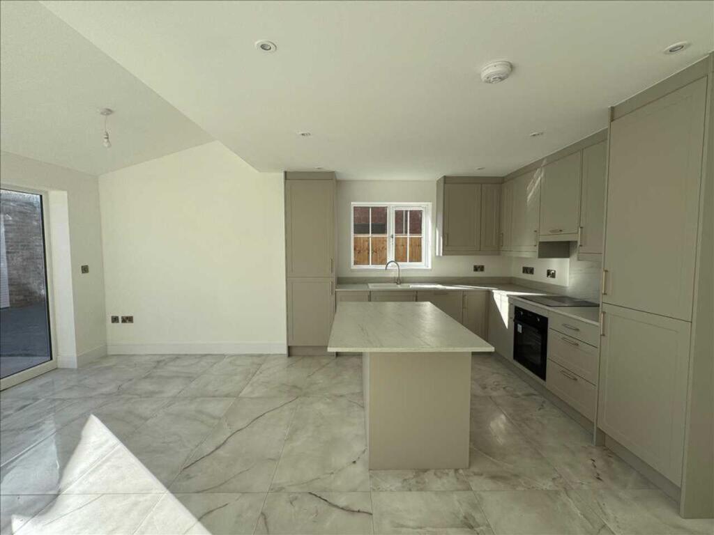 Hewitts Gardens, Laceby, DN37 photo 3