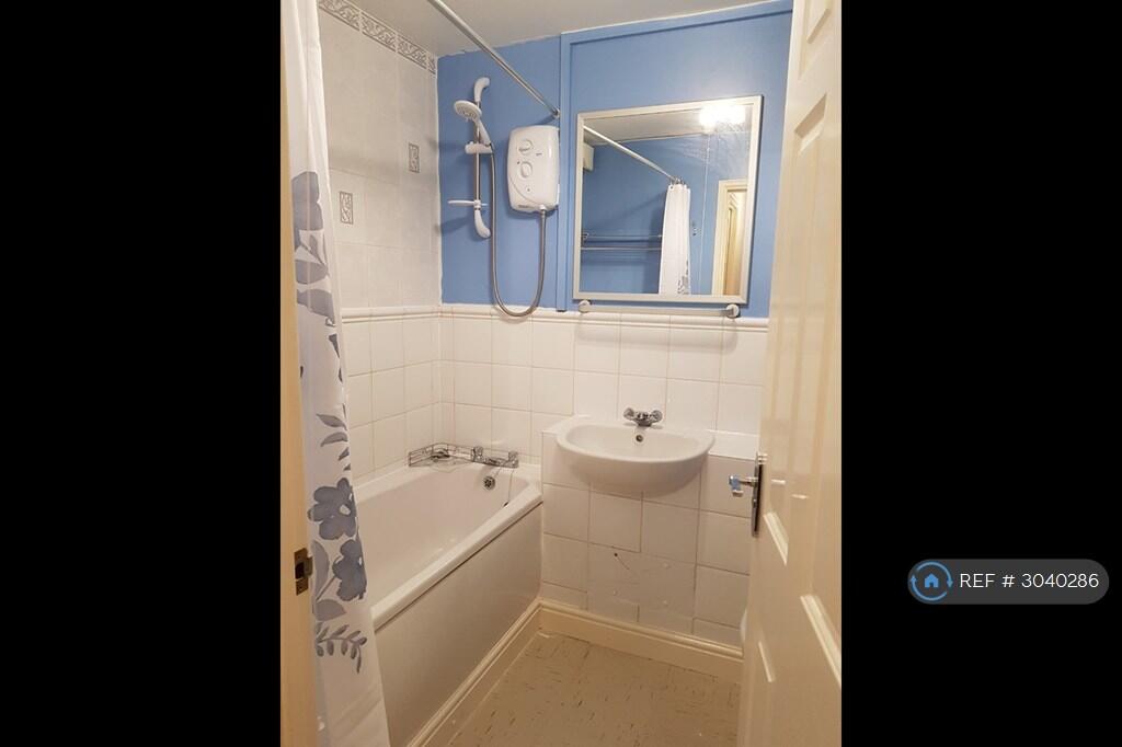 Apartment in Slough - More