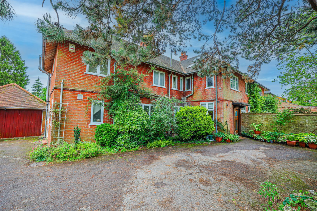 Main image of property: Chipperfield Road, Kings Langley, WD4