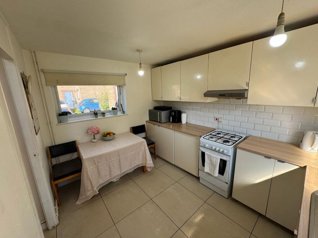Loxwood Close, Feltham, TW14 photo 4