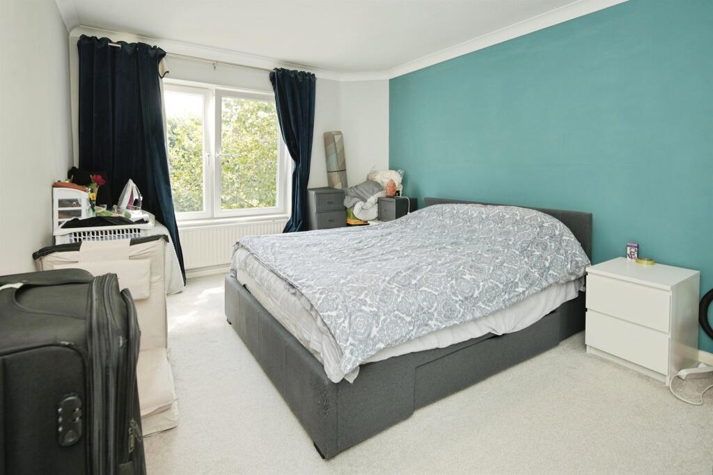 Apartment in Hove, Brunswick - More