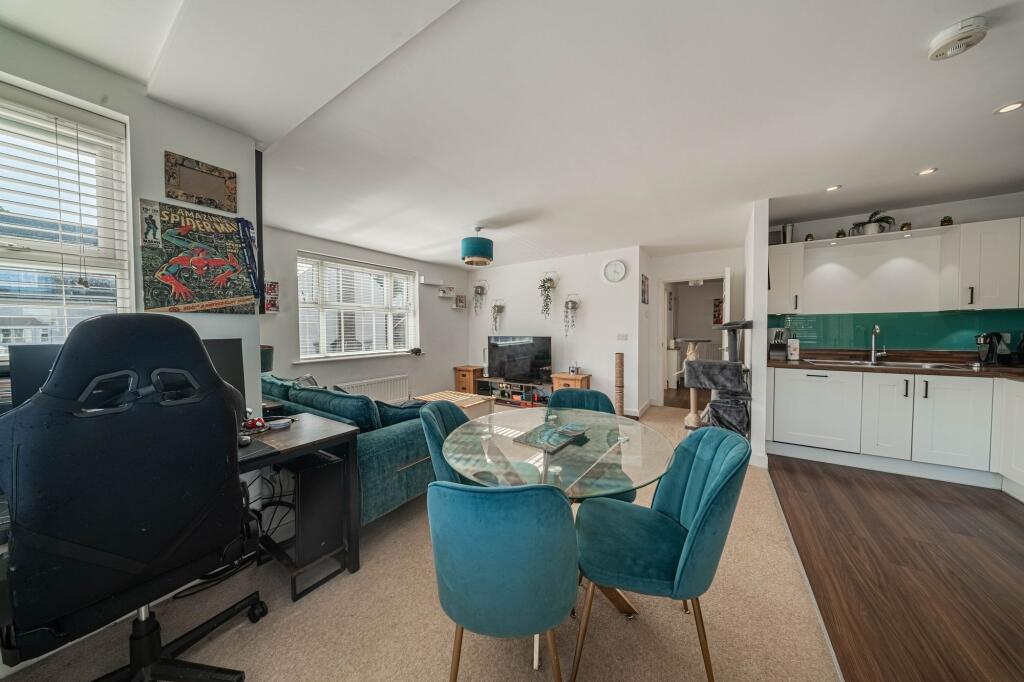 Apartment in Redhill - More