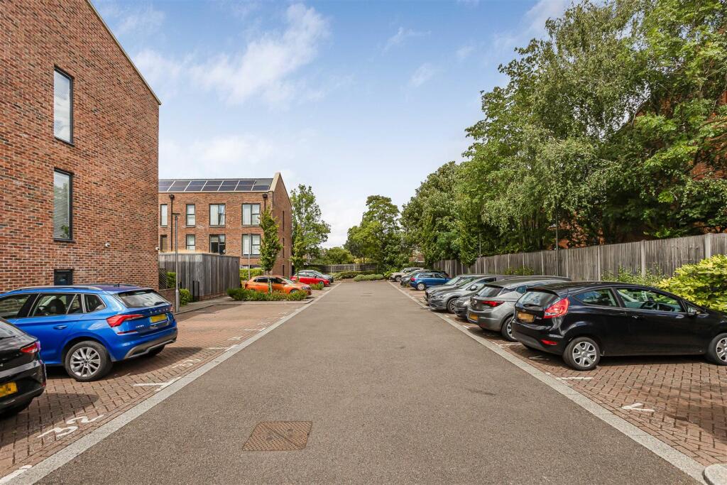 Apartment in St Albans - View 4