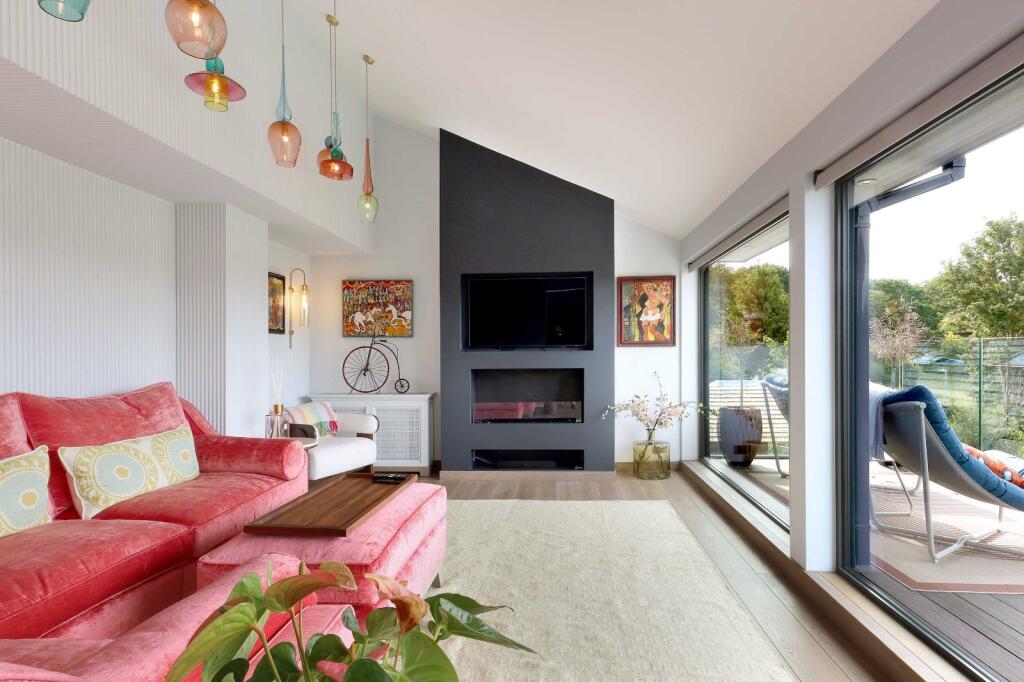 House in Forty Green, Holtspur, Beaconsfield - View 4