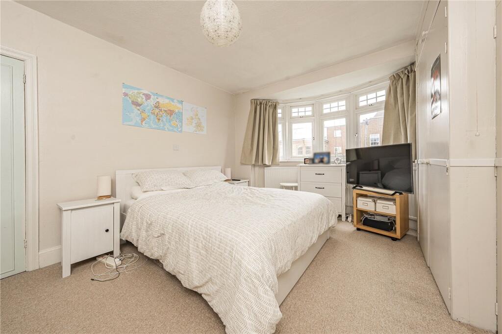 House in New Malden - More
