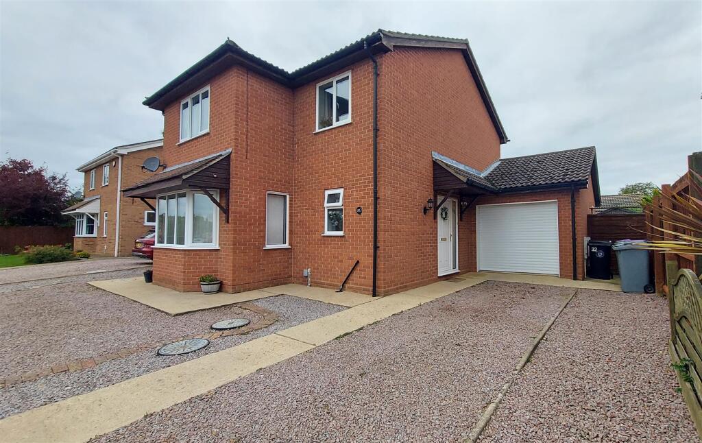 3-bed detached on Hawthorn Road, Bourne, £325,000