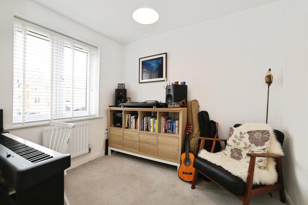 House in Salisbury, Amesbury - More