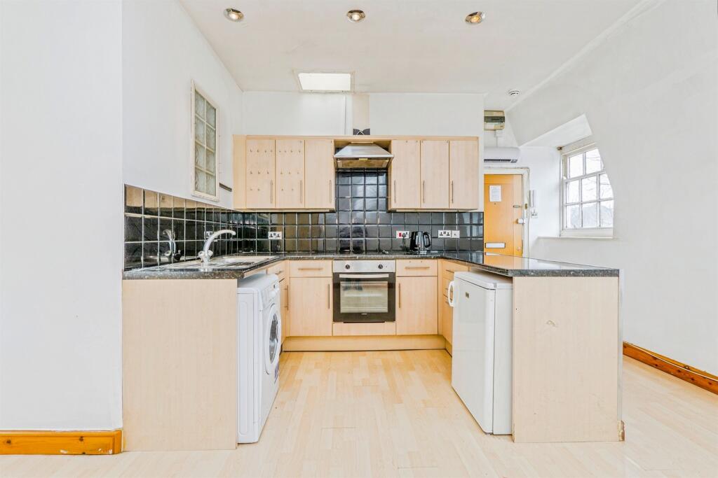 Apartment in Cardiff, Crockherbtown, Castle - View 5