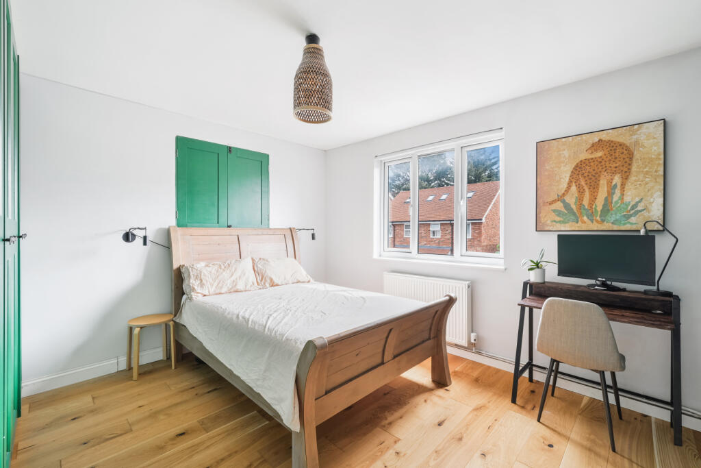Apartment in London, Hook - View 4