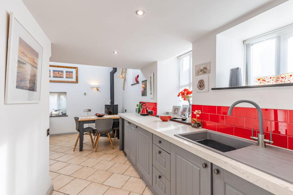 Converted Norfolk Barn with Gardens, Vaulted Ceilings and Near the Coast photo 2