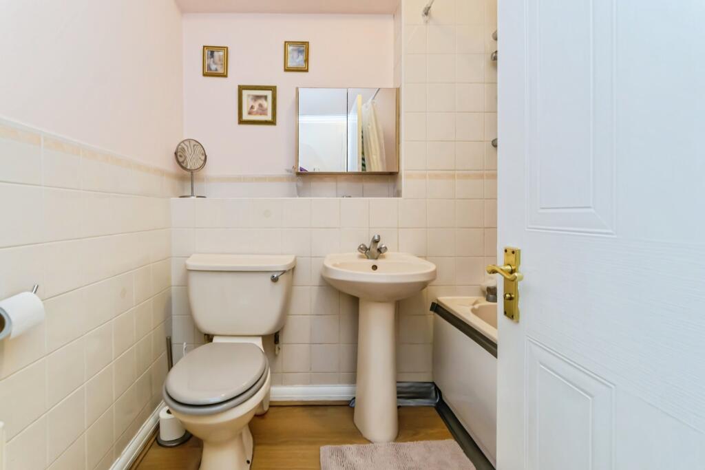 Apartment in Croydon - More