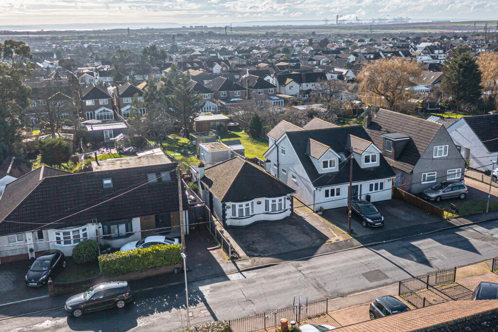 2-bed bungalow on Clifton Avenue, Benfleet, SS7, £450,000