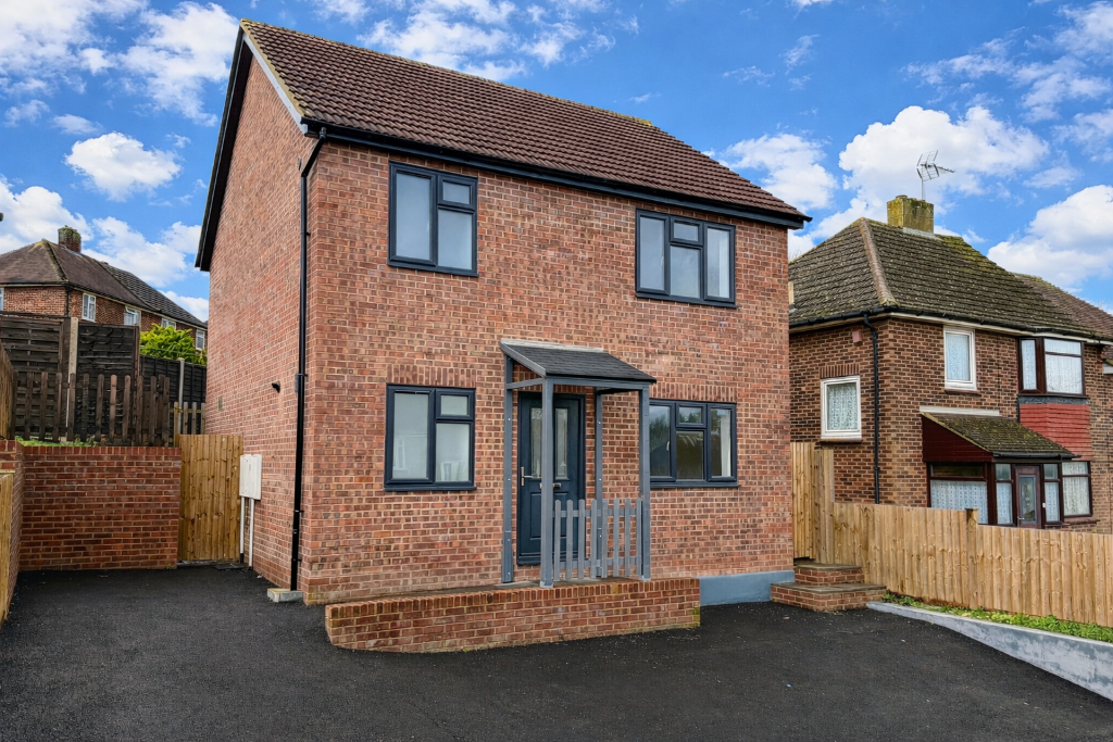 3 bed detached - Cherbourg Crescent, Chatham, Kent, ME5