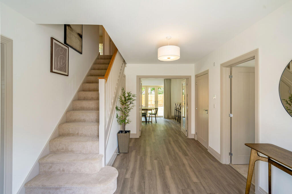 House in Kingston upon Thames - More